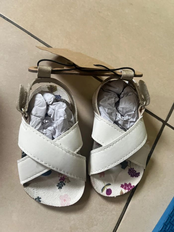 Sandales bébé blanches tape à l’œil