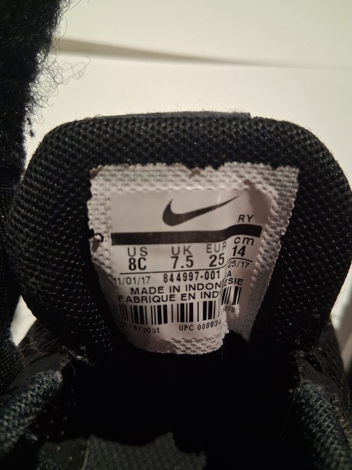 Baskets nike taille 25 - photo numéro 3