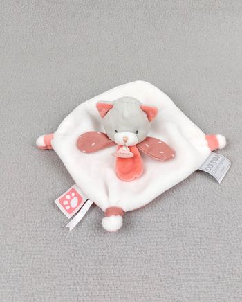 Doudou et Compagnie chat plat Méli Mélo blanc gris rose corail étiquette patte