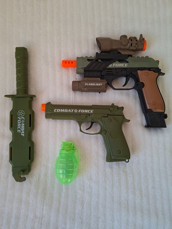 lot de pistolets en plastiques pour enfants et accessoires