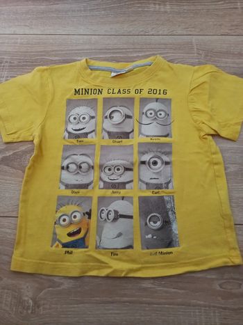 Tee-shirt manches courtes  jaune marque Despicable taille 6 ans