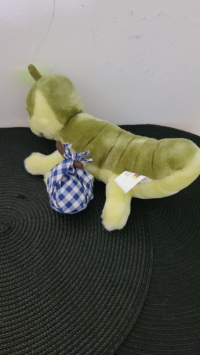Jouet peluche vintage d'une chenille verte avec un baluchon bleu. "Heunec" - photo numéro 2