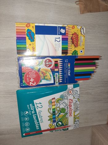 Lot de paquets crayon de couleur et un paquet de feutres