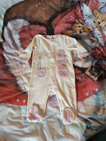 Dors bien une pièce mauve et blanc crème