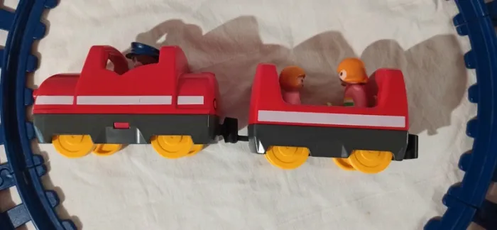 Train avec wagon et voyageurs sur rails playmobil 123 - photo numéro 12