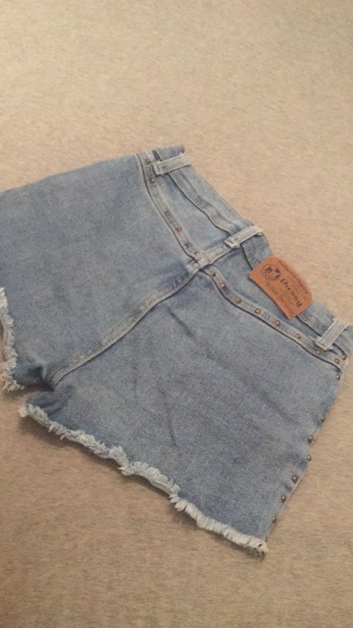 Petit short en 👖 clouté - photo numéro 2