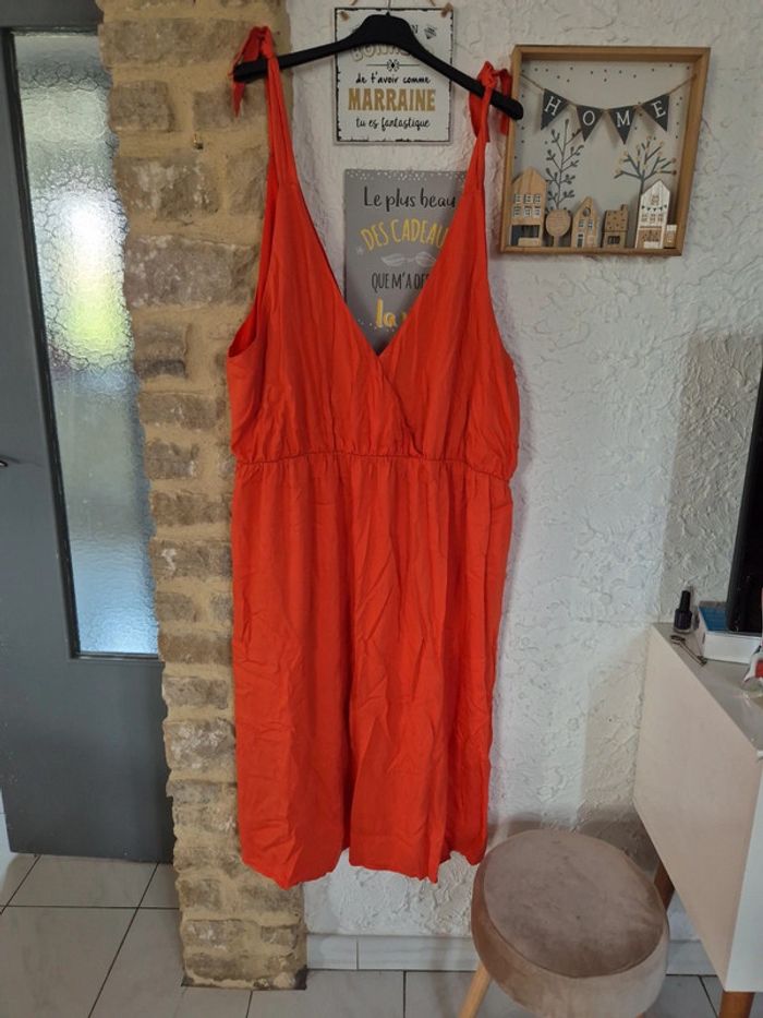 Magnifique robe d’été mi-longue cache cœur orange Kiabi taille 56