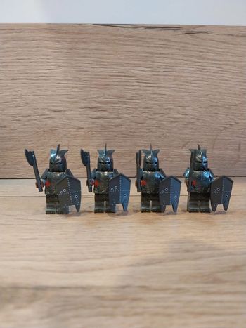 Figurines type lego 4 guerriers orcs seigneur des anneaux