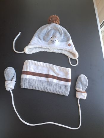 Ensemble bonnet tour de coup et moufles