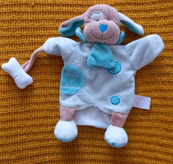 Doudou et compagnie marionnette chien Mario avec son os