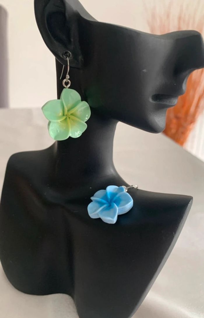 Boucles d’oreilles dépareillées fleur d’hibiscus verte et bleue - photo numéro 3