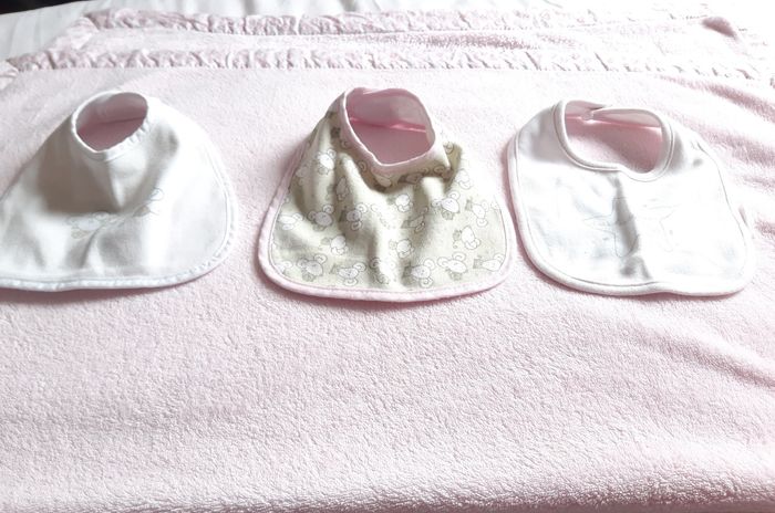 3 bavoirs et 1 plaid bébé