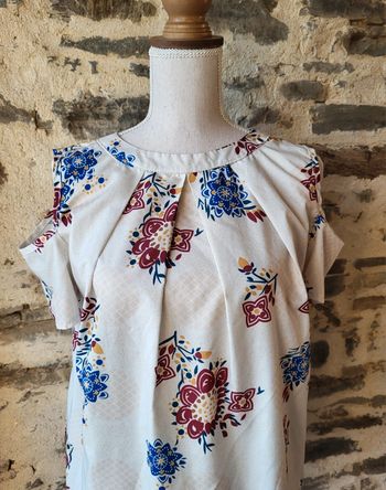 Blouse légère écrue manches courtes motifs fleurs bordeaux et bleu Taille 44/46