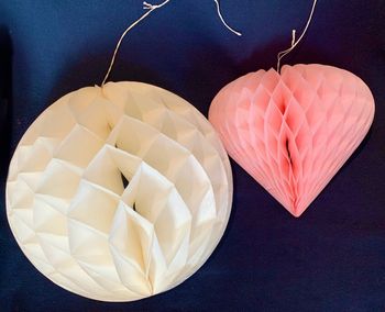 Lot de 2 Décorations Boule et petit Cœur en papier ignifugé