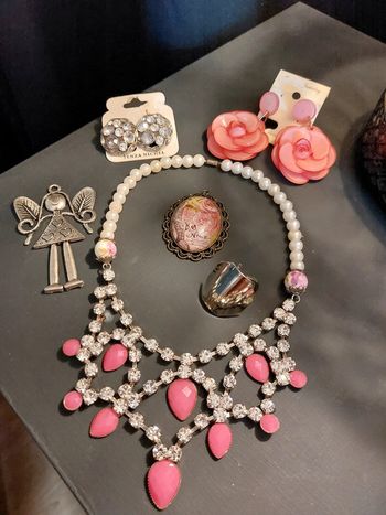 Lot de bijoux vintage et moderne varié