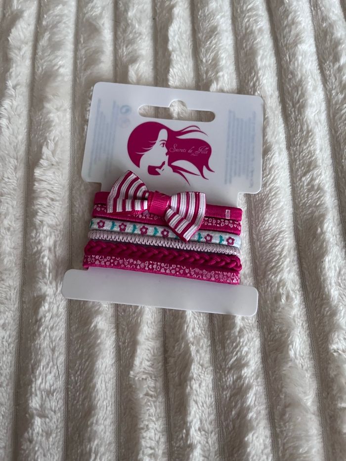 Pinces et élastiques pour cheveux neufs - photo numéro 3