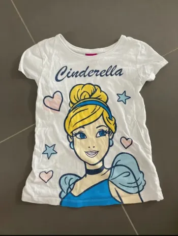 T shirt cendrillon disney 8 ans en très bon état