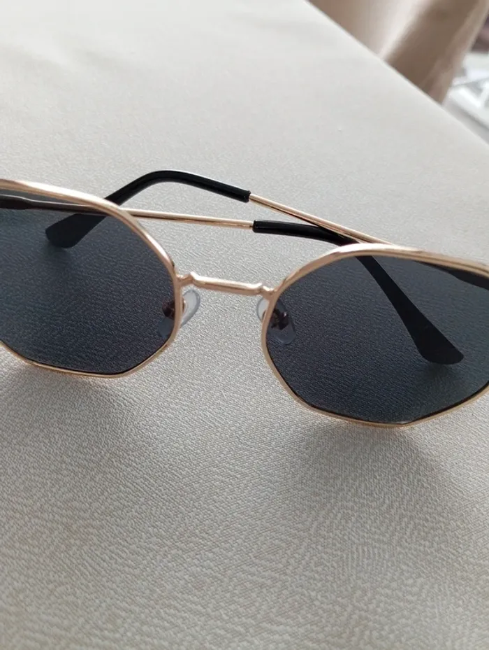 Paire de lunettes de soleil neuve - photo numéro 4