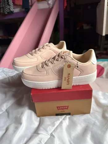 Superbes baskets Levi’s rose neuves avec étiquette pointure 39