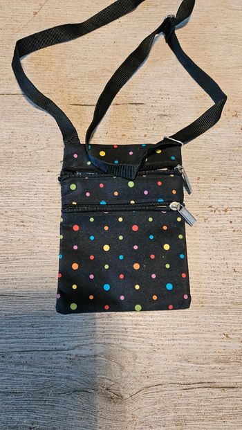 Petit sac à bandoullière noir à points, peu utilisé