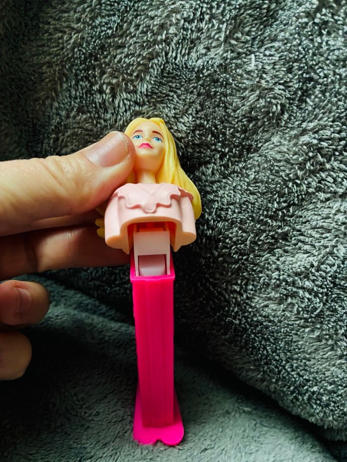 Distributeur bonbons pez barbie - photo numéro 3