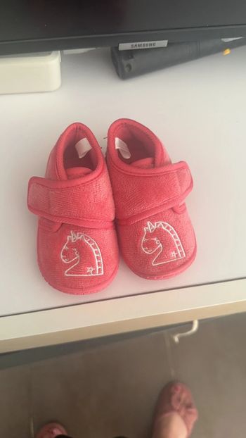 Pantoufles bébé fille 18 neuf