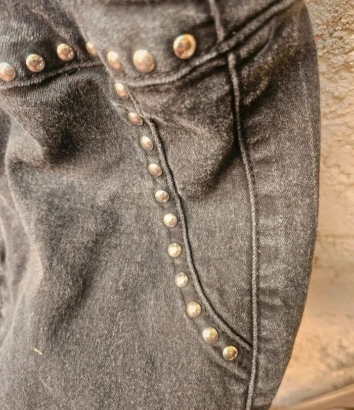 Combishort noir en jean avec zip sur le devant perle et rose brodés sur la poche arrière - photo numéro 2