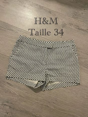 Short H&M T34 – imprimé noir et blanc, chic et décontracté