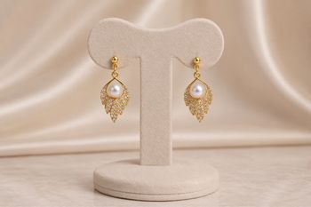 Boucles d'oreilles pendantes feuille et perle dorées ✨