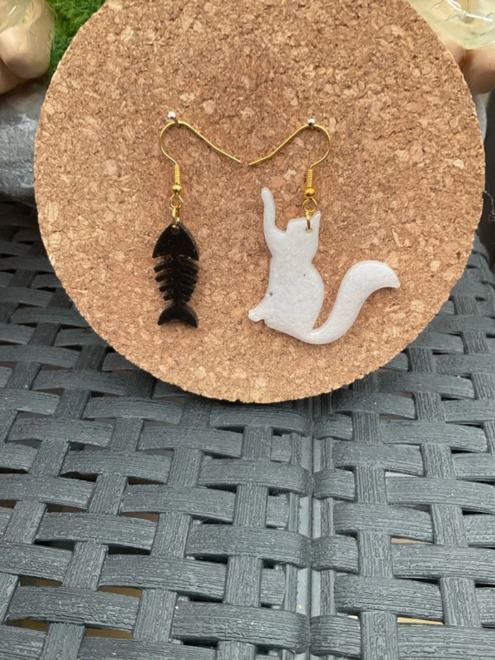 Boucles d’oreille chat blanc poisson noir neuves