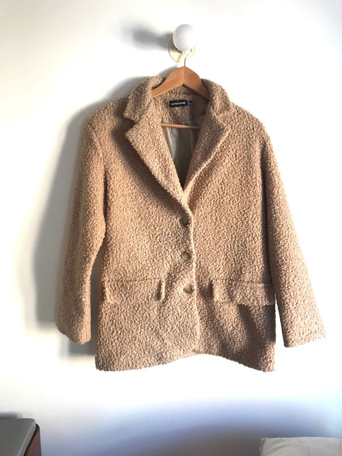 Manteau PrettyLittleThing beige effet bouclettes taille 40/42
