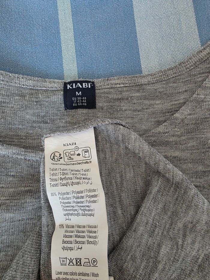 Tee-shirt, gris, en polyester & viscose, en excellent état, largeur d'épaule 39cm, largeur sous bras 44cm, longueur 60cm, marque Kiabi =5€ - photo numéro 7