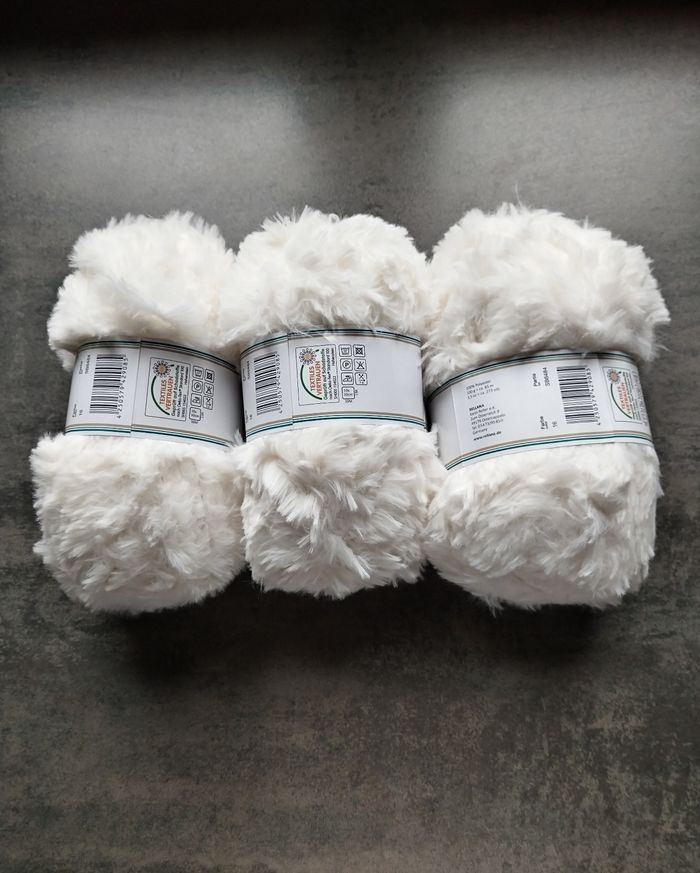 Lot de 3 pelotes de Laine (300 g) fausse fourrure blanc cassé crème - photo numéro 6