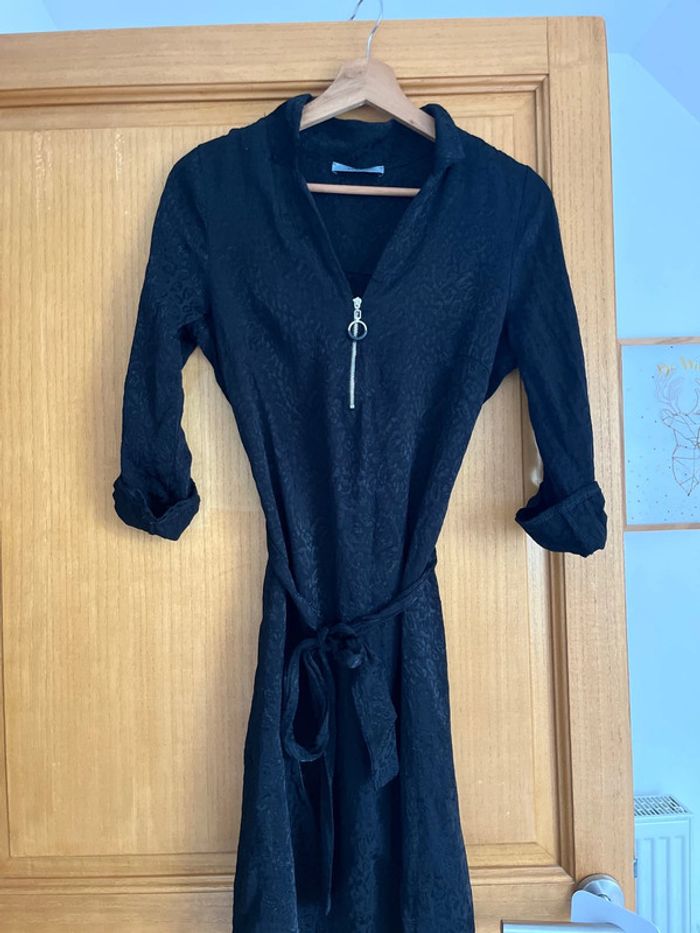 Robe noir motif léopard noir effet satin 36