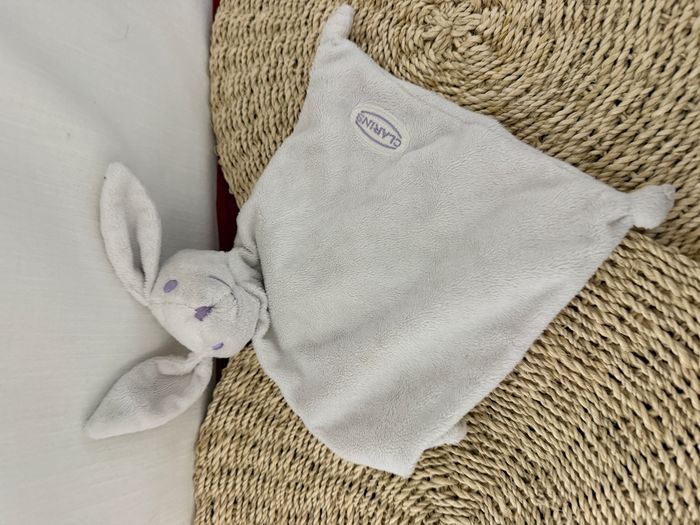 Lapin CLARINS doudou plat blanc et violet