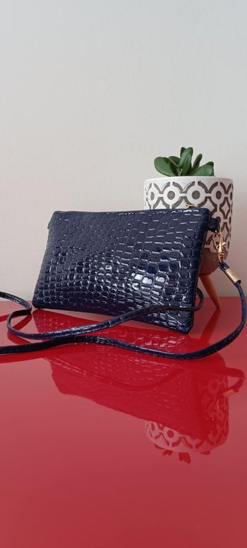 Pochette porte-monnaie bleu marine avec bandoulière amovible