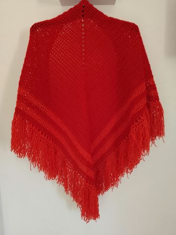 Joli châle confection artisanale au crochet de couleur rouge et rouge pailleté  hauteur de milieu 100 cm  , largeur 158 cm