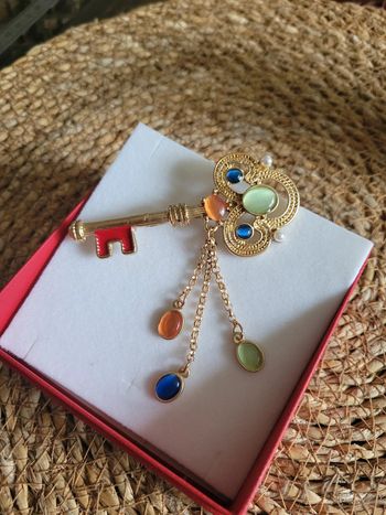 Broche clef multicolore