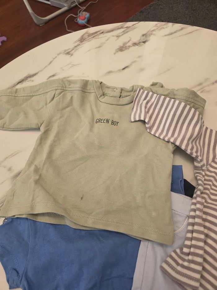 Pantalon et t-shirt - photo numéro 2