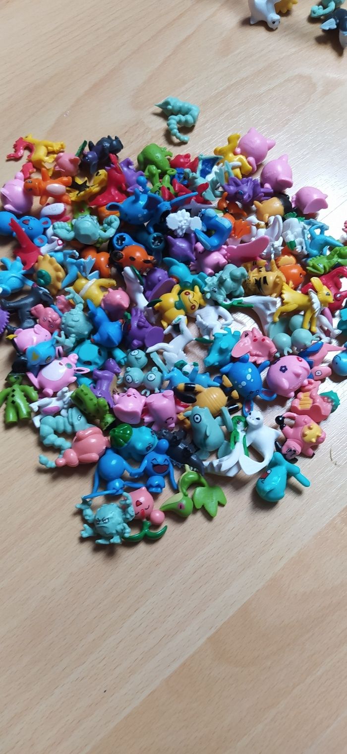 24 petites figurines pokémon neuves