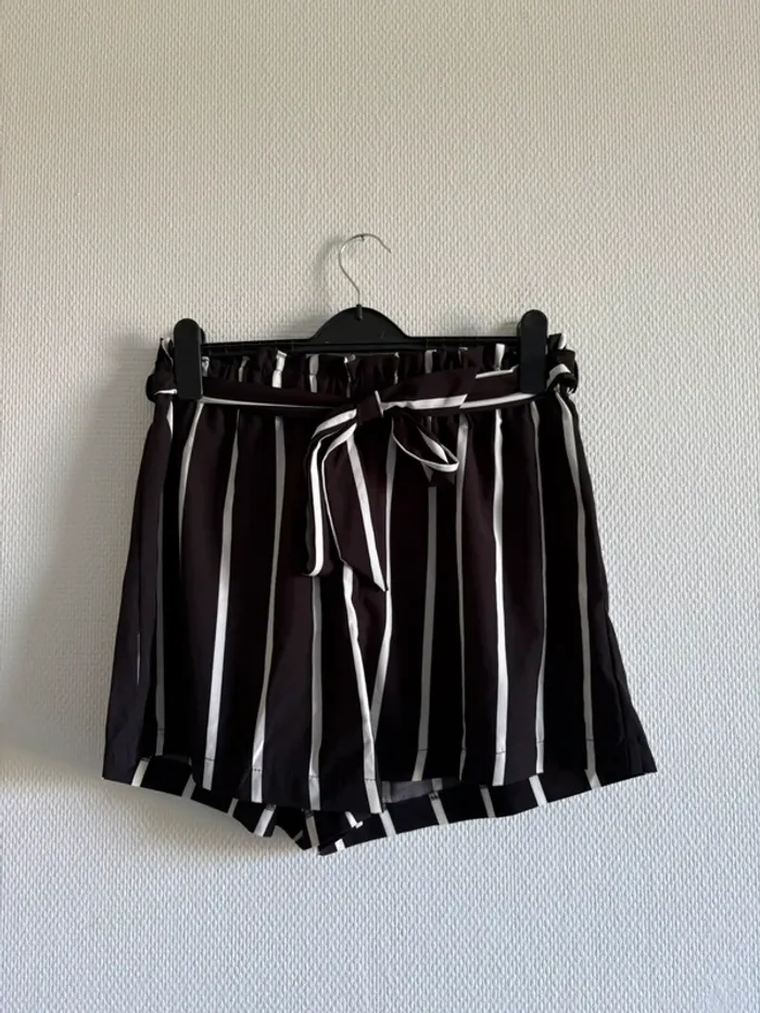 Short noir à rayures blanches - taille L - photo numéro 2