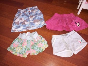 Lots 2 jupes et 2 shorts taille 4 ans