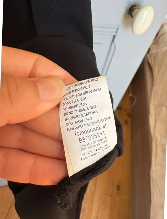 Robe noire avec boutons dorés nacrés - photo numéro 5