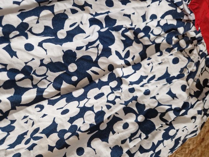 Superbe robe a fleurs marine, blanche et rouge idéale Cérémonie 🐇2 / 3 ans🐇 - photo numéro 3