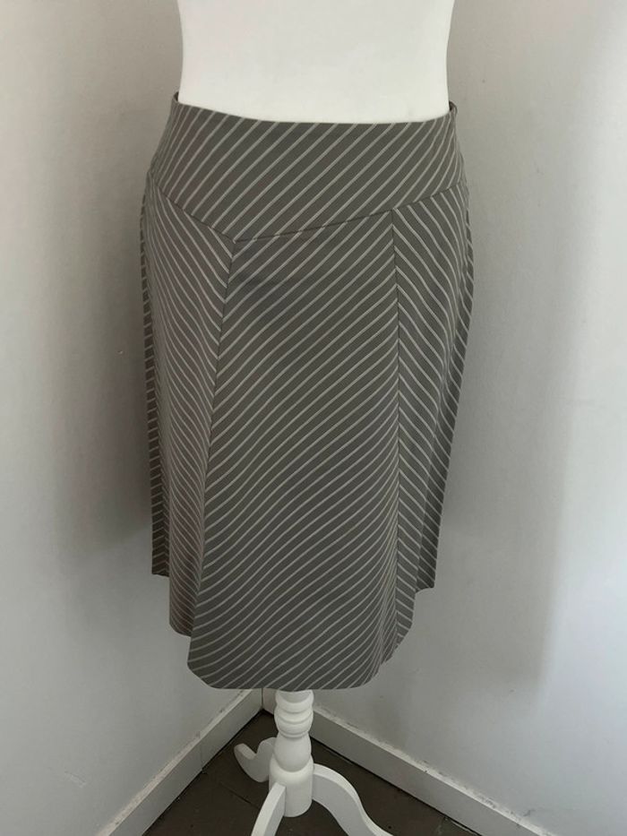Jupe mi longue rayée taupe gris etam M