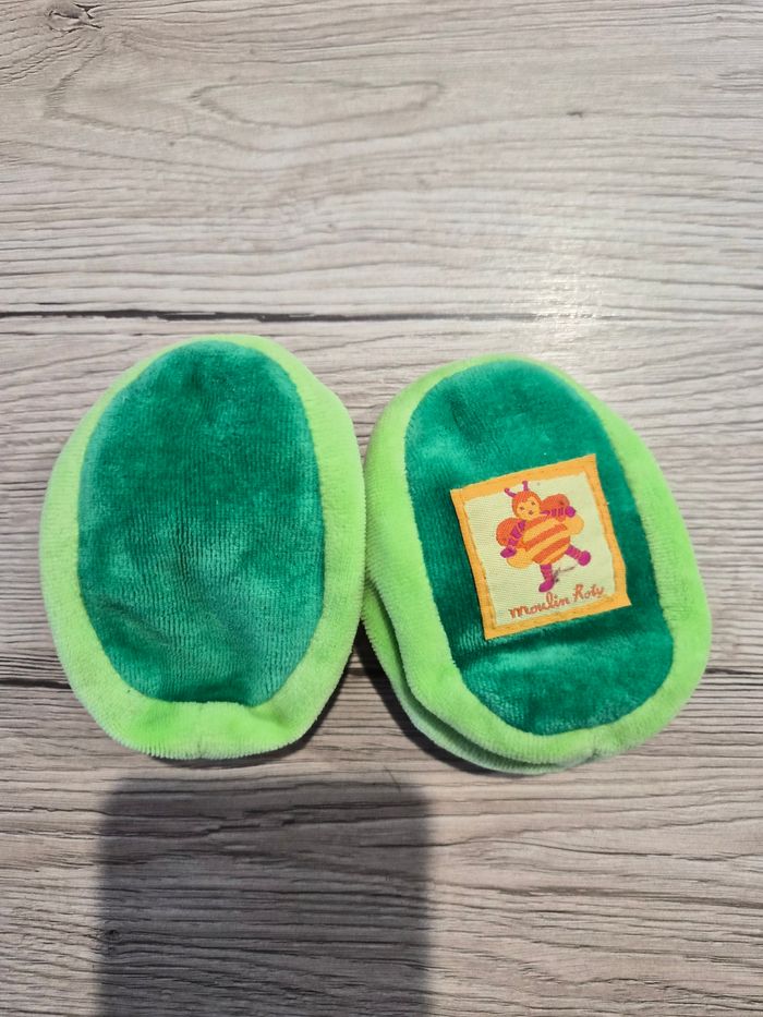 Petit chaussons souples abeille vert avec grelot, Moulin Roty - photo numéro 2