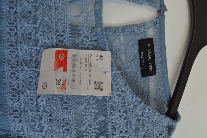 Robe bleu ciel neuve en dentelle – Yessica – Taille 40 - photo numéro 2