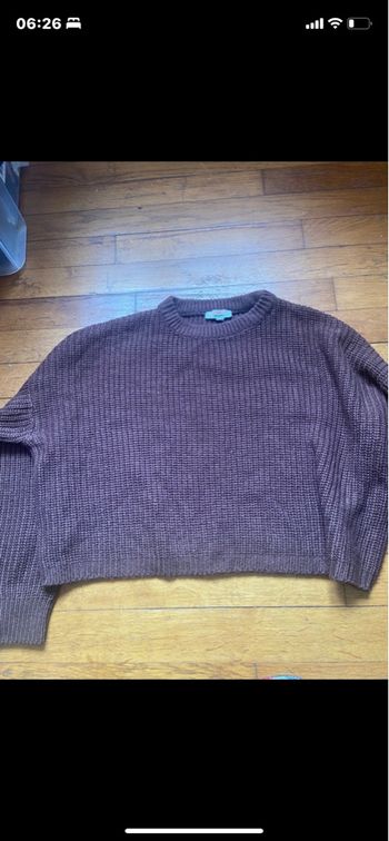 Pull court col rond en maille marron