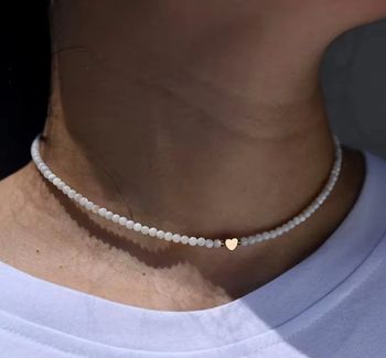 Collier ras-de-cou “Cœur nacré”  Perles en coquillage naturel & cœur doré plaqué or