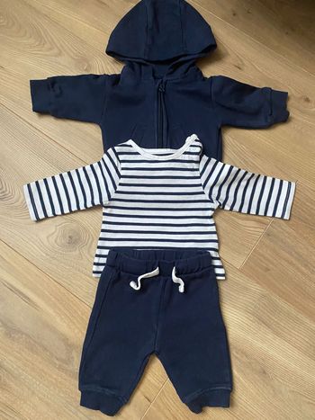 Ensemble t-shirt + sweat + jogging - 1 Mois